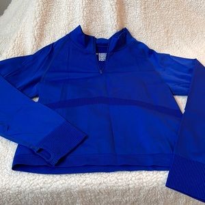 PINK seamless long sleeve crop top.